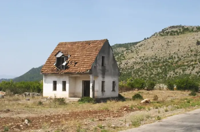 Framed Print : An abandoned house falling to pieces on the dry plain along the road between Shkodra Framed Print : An abandoned house falling to pieces on the dry plain along the road between Shkodra