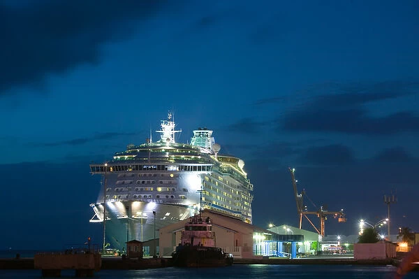 ABC Islands - ARUBA - Oranjestad: Evening at the Cruiseship Terminal