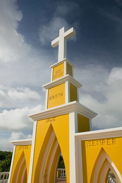 ABC Islands - BONAIRE - Seru Largu: Memorial Cross atop Seru Largu (el. 123 meters)