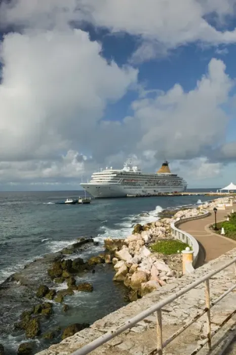 Framed Print : ABC Islands - CURACAO - Willemstad: Cruise ship docked at Fort Riffart Cruise Terminal / Framed Print : ABC Islands - CURACAO - Willemstad: Cruise ship docked at Fort Riffart Cruise Terminal /