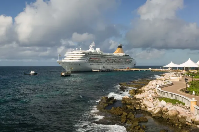 Framed Print : ABC Islands - CURACAO - Willemstad: Cruise ship docked at Fort Riffart Cruise Terminal / Framed Print : ABC Islands - CURACAO - Willemstad: Cruise ship docked at Fort Riffart Cruise Terminal /