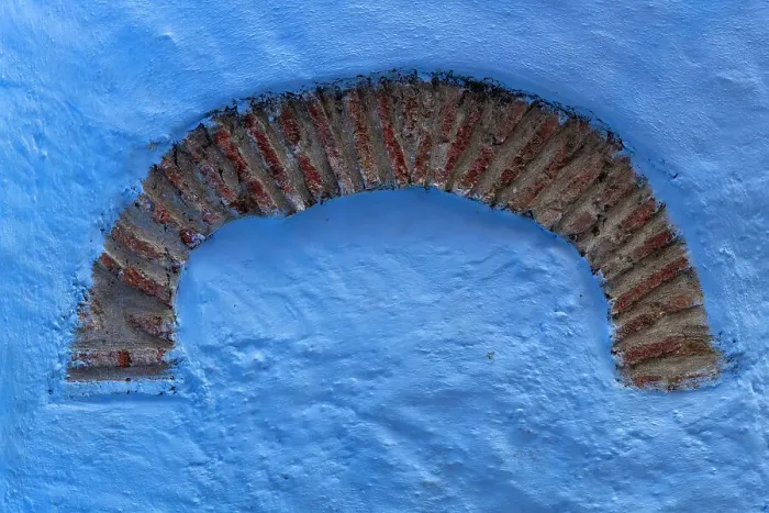 Framed Print : Africa, Morocco, Chefchaouen. Arch design on blue wall. ©Bill Young  /  Jaynes Gallery  /  DanitaDelimont.com