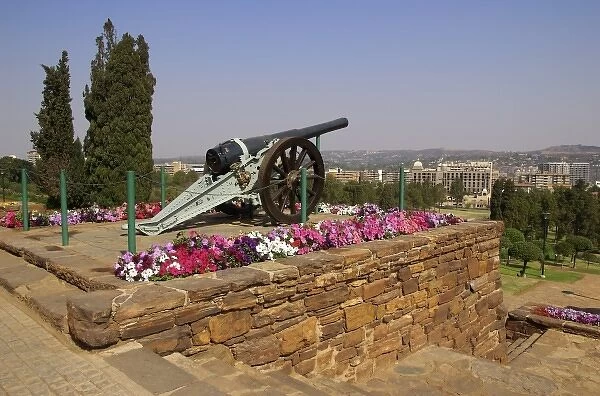Africa, South Africa, Gauteng, Pretoria, cannon of the Union Buildings overlooking