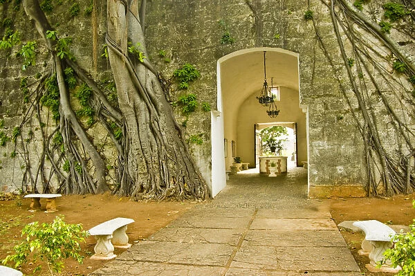 Ancient Fortress de San Carlos de la Cabana (Cabana) still guards the entrance to Havana