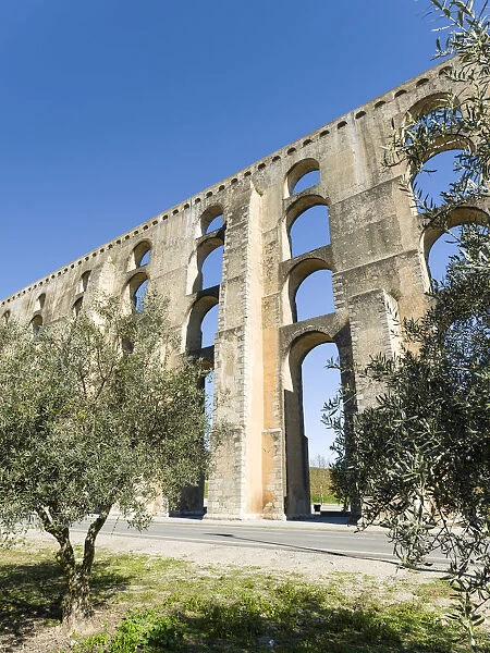 Aqueduto da Amoreira, the aqueduct dating back to the 16th and 17th century