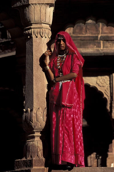 Asia, India, Jodpur, Rajasthan, Gardens of Mandor. Girl in traditional dress (MR)
