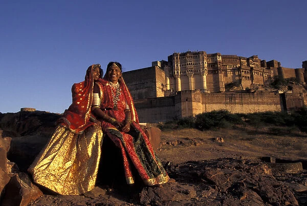 Asia, India, Jodpur, Rajasthan, Meherangarh Fort. Girls in traditional dress (MR)