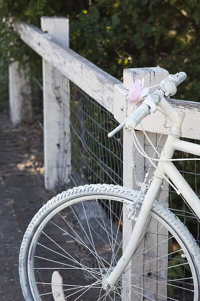 Australia, South Australia, Clare Valley, Auburn, white bicycle