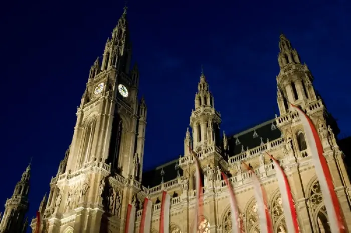 Framed Print : AUSTRIA-Vienna: Neues Rathaus / New Vienna Town Hall / Evening Rathausplatz Framed Print : AUSTRIA-Vienna: Neues Rathaus / New Vienna Town Hall / Evening Rathausplatz
