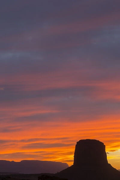 AZ, Monument Valley, Mitchell Butte; sunset