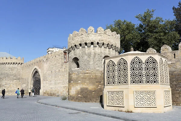 Azerbaijan, Baku. Tourists heading to the entrance of the Palace of the Shirvanshahs