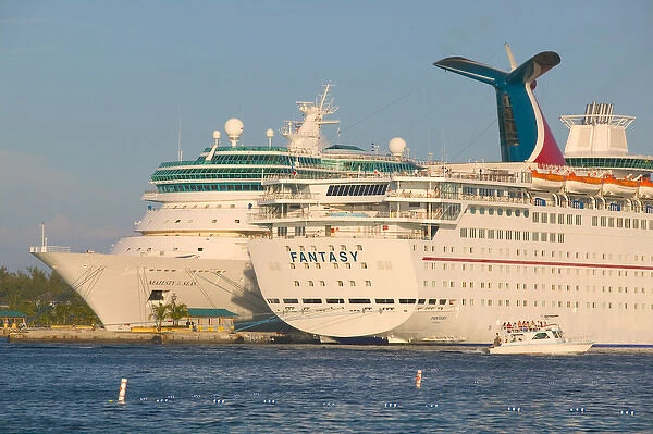 BAHAMAS-New Providence Island-Nassau: Port of Nassau-Cruiseships