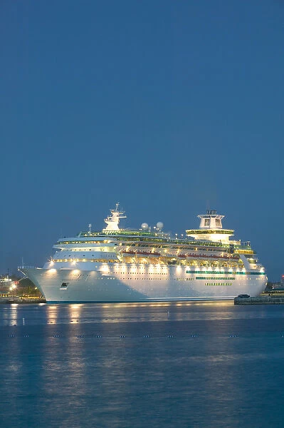 BAHAMAS- New Providence Island-Nassau: Port of Nassau - Cruise Ship - Evening