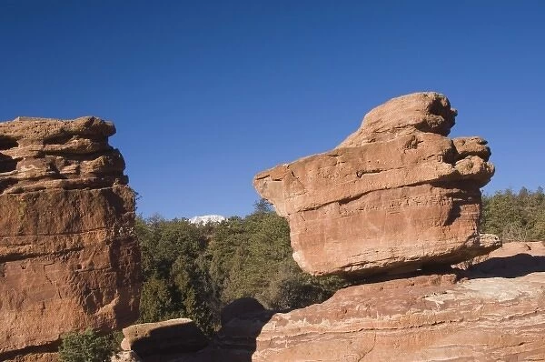 Balanced Rock Rock Formation and pikes peak, Garden of The Gods National Landmark