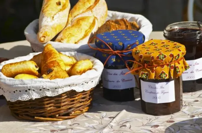 Framed Print : Basket with croissants