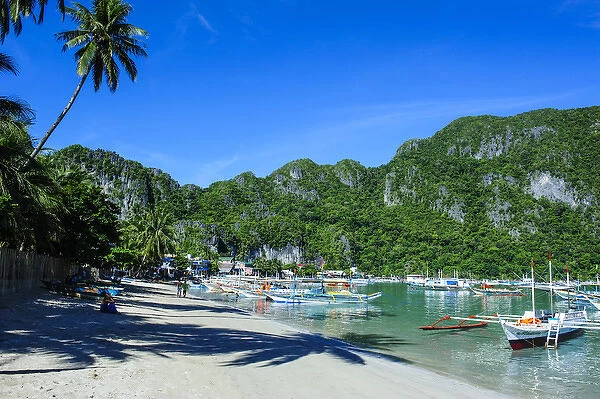 The bay of El Nido with outrigger boats, Bacuit Archipelago, Palawan, Philippines