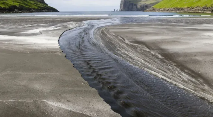 Framed Print : Beach at Tjornuvik. In the background the island Eysturoy with the iconic sea stacks Risin