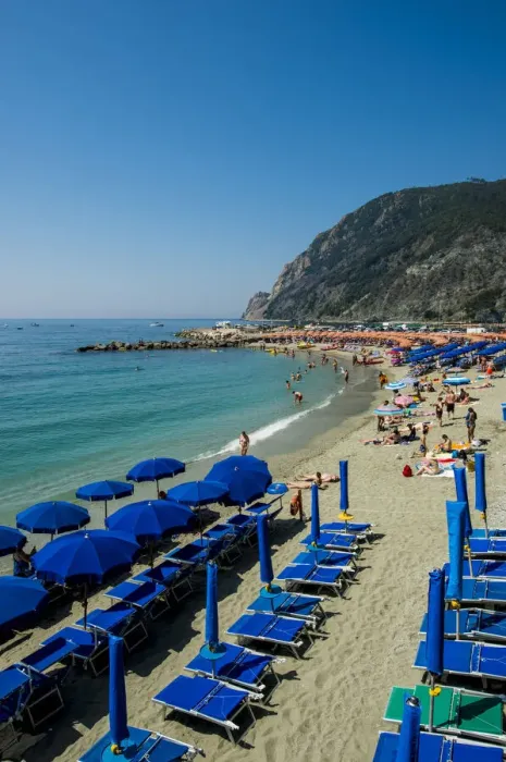 Framed Print : Beach umbrellas lining the beach in Monterosso al Mare, Cinque Terre, Italy