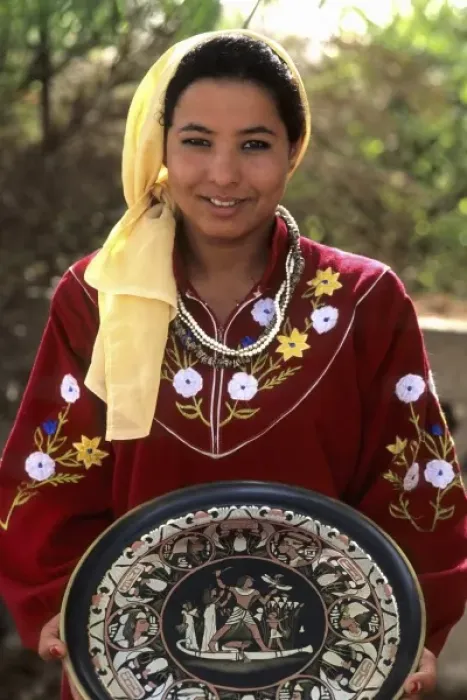 Framed Print : Beautiful local young woman selling items to tourists in Sakkara Egypt (MR) Framed Print : Beautiful local young woman selling items to tourists in Sakkara Egypt (MR)