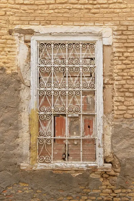 Framed Print : Bir Al Huffay, Sidi Bouzid, Tunisia. Decorative barred window on a brick building