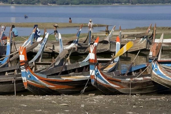Boats on the lake between Kyauktawgyi Paya and Taungthaman village