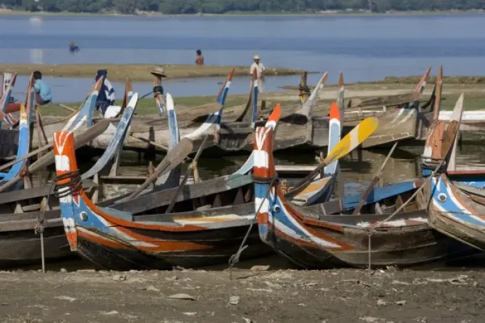 Framed Print : Boats on the lake between Kyauktawgyi Paya and Taungthaman village Framed Print : Boats on the lake between Kyauktawgyi Paya and Taungthaman village