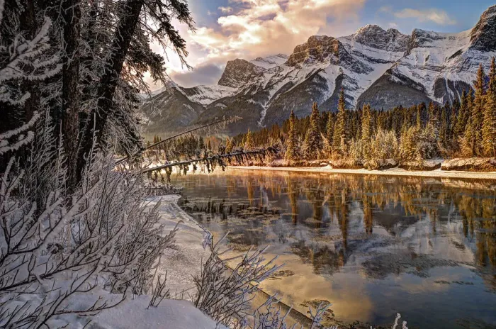 Framed Print : Bow river makes its icy way through Canmore, Canada Framed Print : Bow river makes its icy way through Canmore, Canada