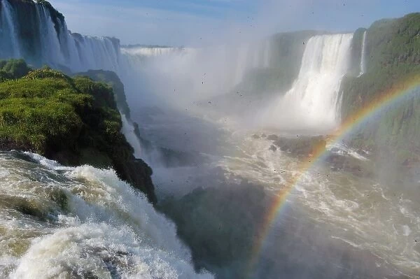 Brazil, Foz do Iguacu Falls - looking into the Devils Throat in the state
