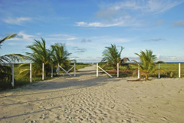 Brazil, Pernambuco, Ilha de Itamaraca, sand yard towards the ocean
