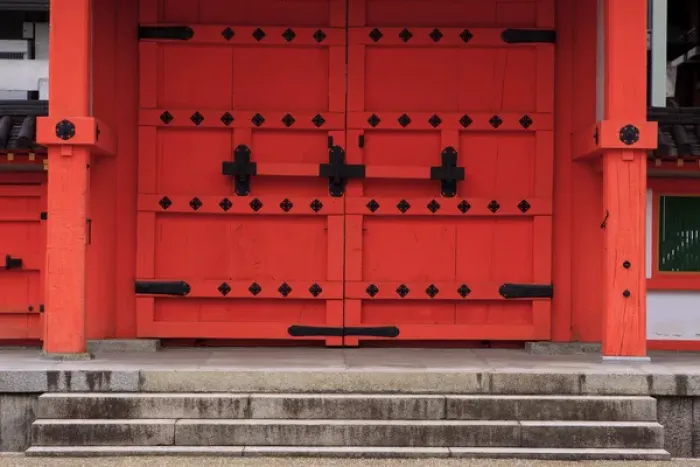 Framed Print : A bright red door in the grounds of the Sanjuusangendo Temple in Kyoto, Japan