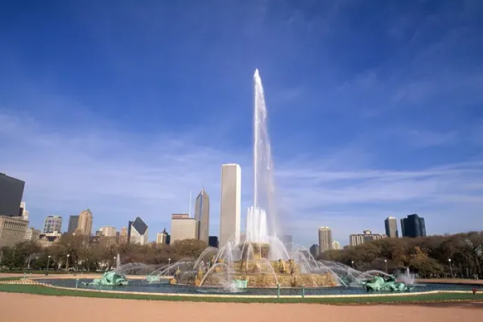 Framed Print : Buckingham Fountain in Downtown Chicago Illinois