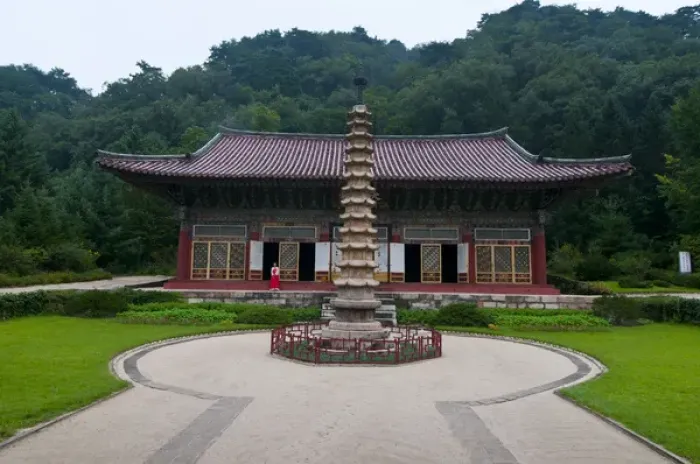 Framed Print : Buddhist Pohyon-temple, Mount Myohyang-san, North Korea