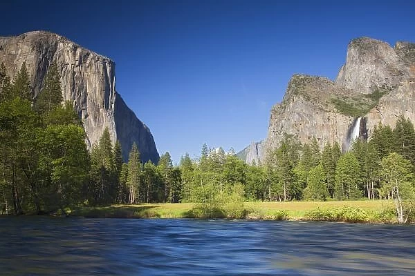 CA, Yosemite NP, Valley view with El Capitan, Cathedral Rocks, Bridalveil Falls