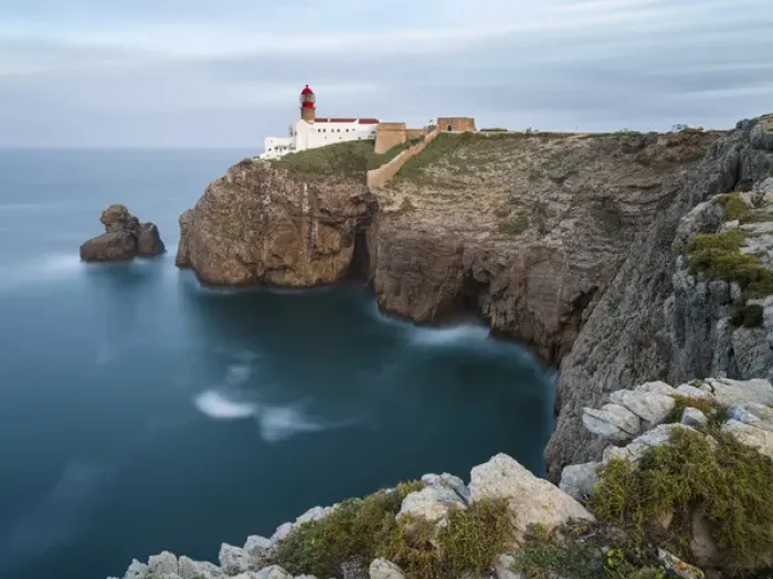 Framed Print : Cabo de Sao Vincente (Cape St. Vincent) with its lighthouse at the rocky coast of