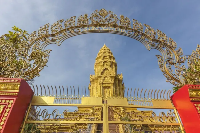 Framed Print : Cambodia, Phnom Penh. Wat Ounalom Framed Print : Cambodia, Phnom Penh. Wat Ounalom