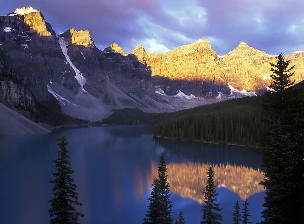 Canada, Alberta, Banff NP, Moraine Lake at First Light