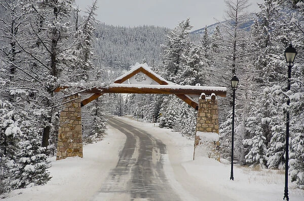 Canada, Alberta, Jasper, Jasper NP. Fairmont Jasper Park Lodge, road to lodge