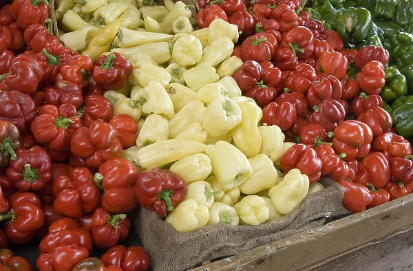 Canada, British Columbia, Cowichan Valley, Duncan. Red and yellow peppers for sale