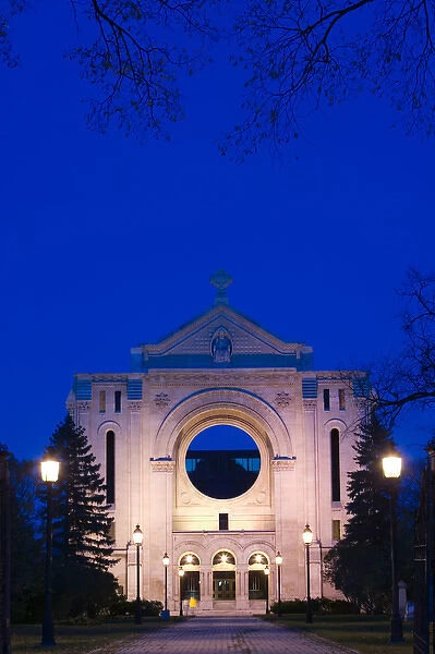CANADA-Manitoba-Winnipeg: St. Boniface (French Quarter)- View of St. Boniface Basilica