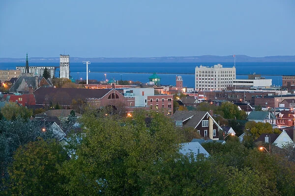 CANADA-Ontario-Thunder Bay: Town View from Hillcrest Park  /  Evening