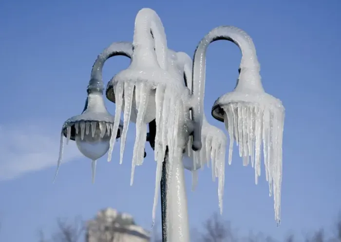 Framed Print : Canada, Ontario, Toronto, Niagara Falls. Frozen lamppost with icicles. Credit as