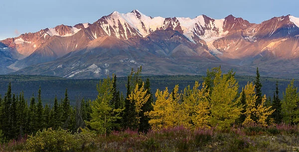 Canada, Yukon, Kluane National Park, Mountain range at last light