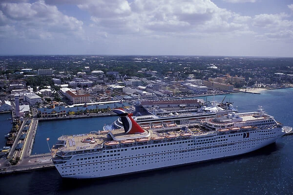 CARIBBEAN, Bahamas, Nassau Cruise ship docked