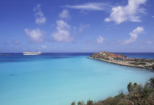 Caribbean, St. Maarten, Phillipsburg, Great Bay Beach. Coastal view with cruise ship