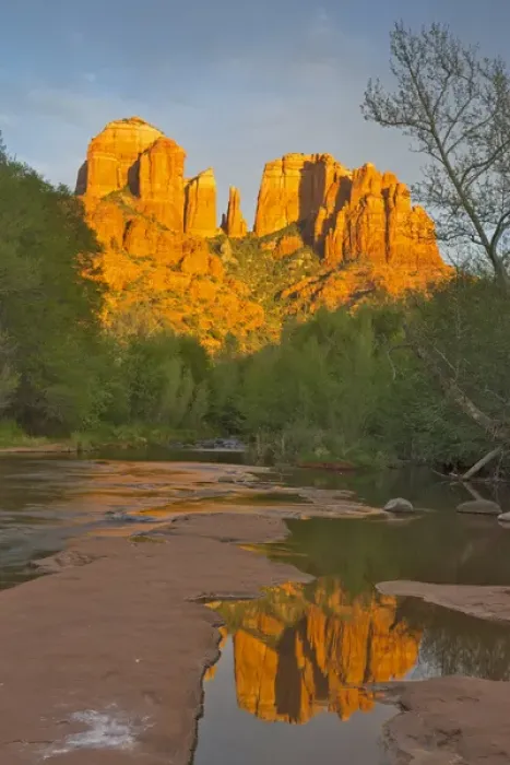 Framed Print : Cathedral Rocks reflect into Oak Creek from Red Rock Crossing in Sedona, Arizona, USA