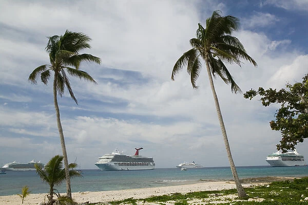 CAYMAN ISLANDS - GRAND CAYMAN - Georgetown: Cruise Ships
