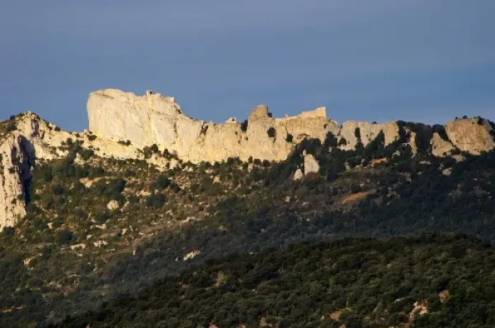 Framed Print : Chateau de Peyrepertuse. Chateau de Peyrepertuse. Hilltop Cathar fortification. Les Pays