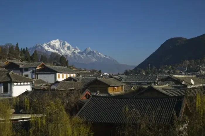 Framed Print : CHINA, Yunnan Province, Lijiang. Old Town, Rooftops and Jade Dragon Snow Mountain Framed Print : CHINA, Yunnan Province, Lijiang. Old Town, Rooftops and Jade Dragon Snow Mountain
