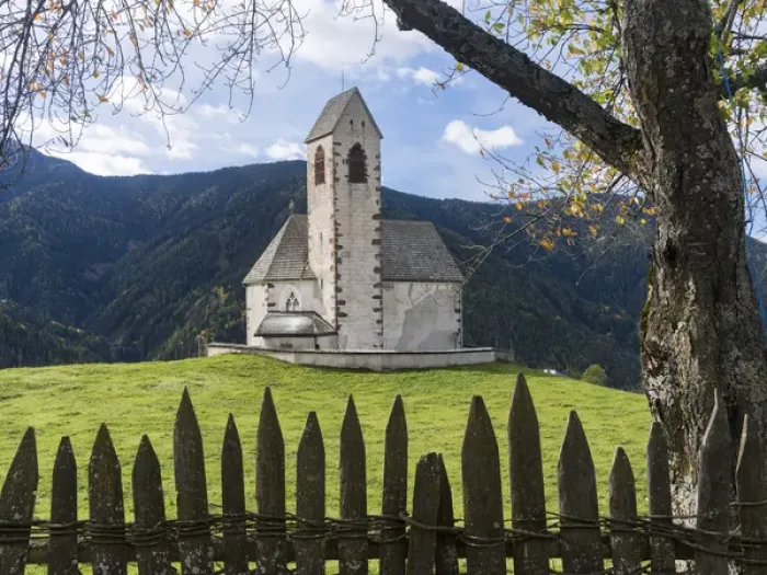 Framed Print : The church Sankt Jakob, Villnoess Valley (Val de funes), in the Dolomites. Europe Framed Print : The church Sankt Jakob, Villnoess Valley (Val de funes), in the Dolomites. Europe