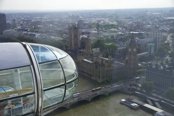 Framed Print : A close up shot of the glass capsule on the London Eye as it passes Parliment and Big Ben